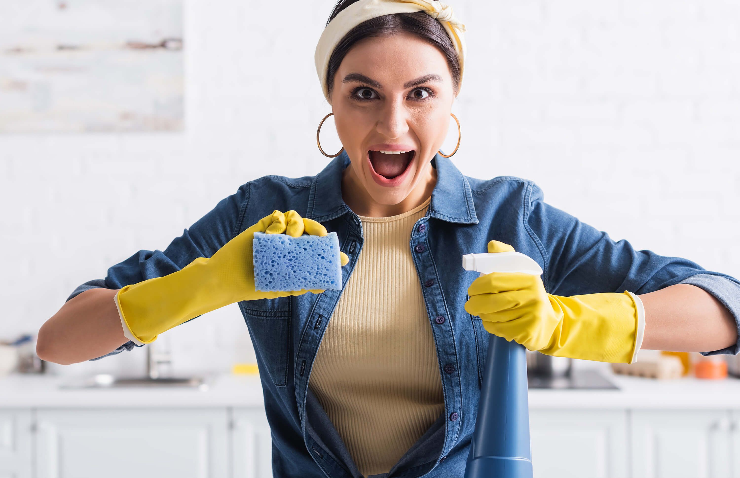 Glückliche Reinigungskraft aufgrund eines fairen Tariflohns